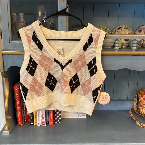 Argyle Knit Crop Sweater Vest — Cream & Blush - Picture 4 of 6